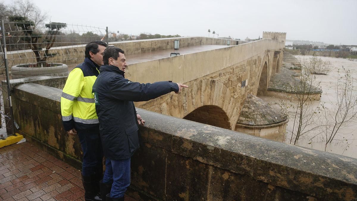 El presidente de la Junta y el alcalde comprueban el nivel del Guadalquivir en el Puente Romano de Córdoba
