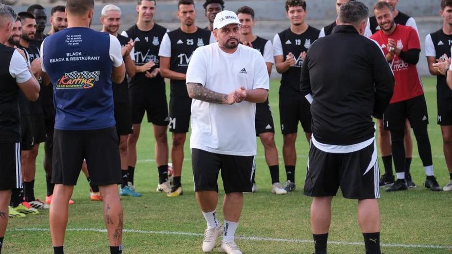 El Arucas defiende el liderato ante el nuevo equipo de Diego Maradona Jr.