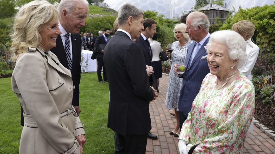 La reina Isabel o el arte de fascinar a la comitiva de prensa de Biden en G7