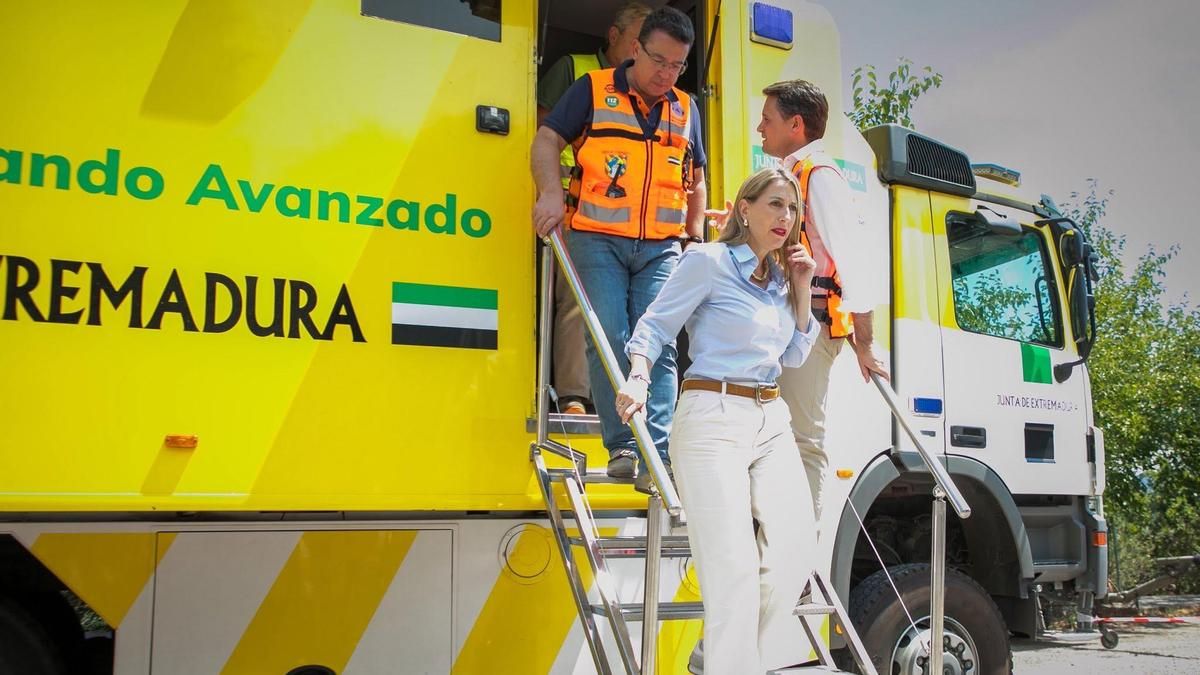María Guardiola, increpada por los vecinos desalojados por el incendio de Las Hurdes: "El alcalde y la presidenta no hacen nada"