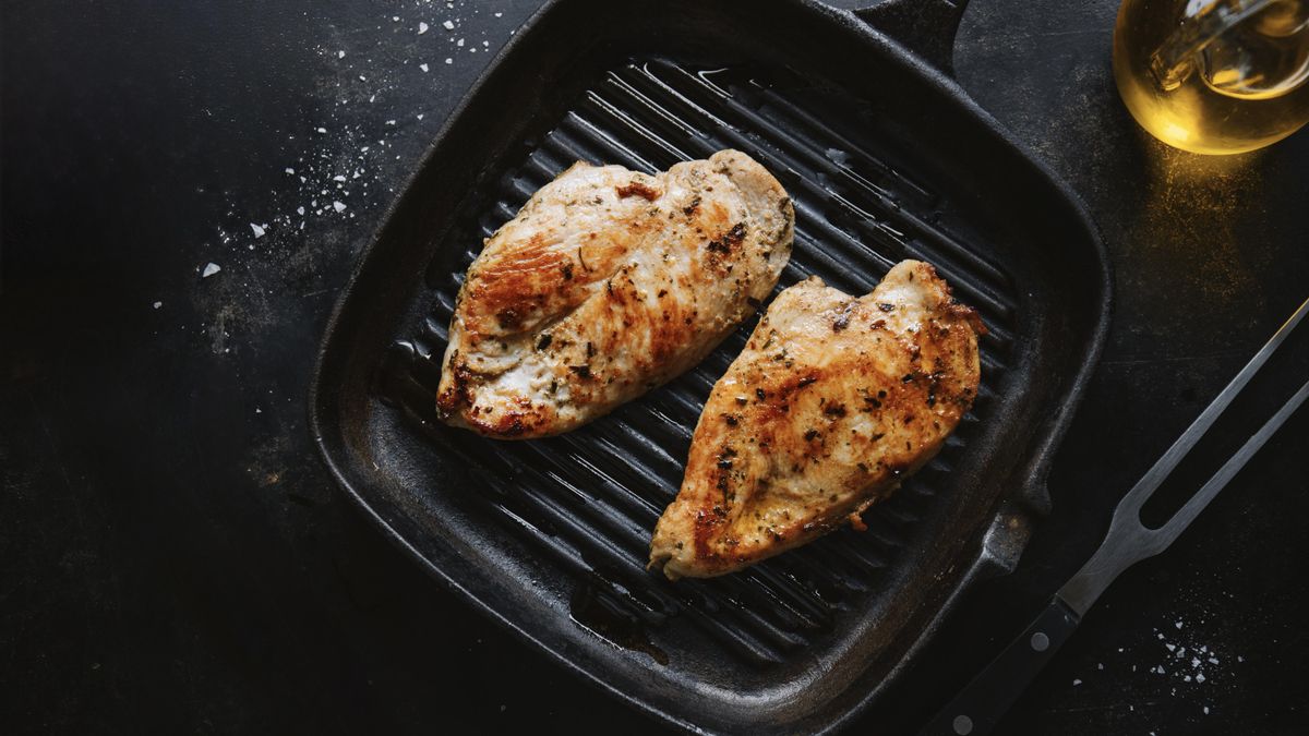 Para qué sirve el truco de poner un poco de vinagre en la sartén antes de cocinar la pechuga de pollo