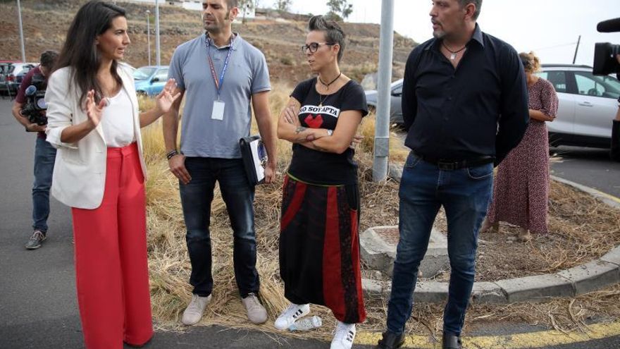 La presidenta del Vox en Madrid, Rocío Monasterio (i), conversa con varios miembros del sindicato policial sobre la situación en la que se encuentra el Centro de Internamiento de Extranjeros de Hoya Fría en Tenerife.