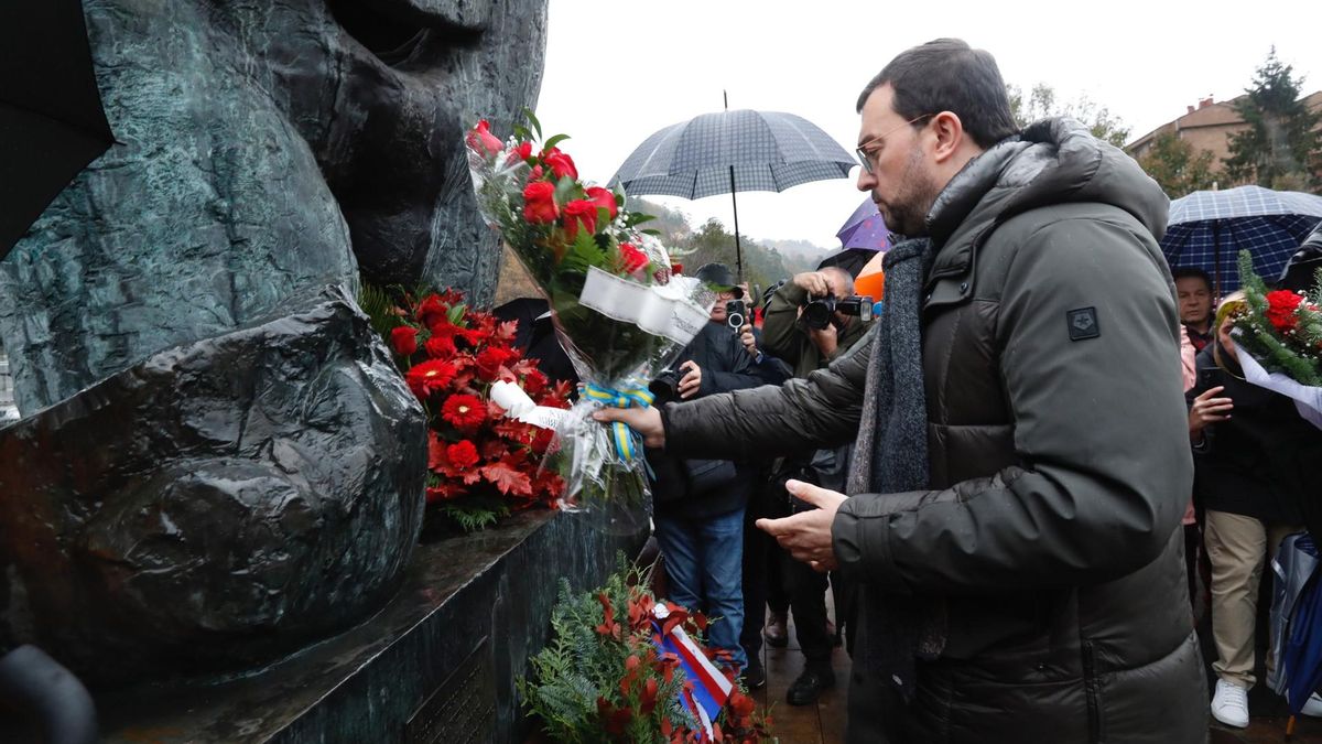Adrián Barbón, este jueves, coloca una ramo de flores en el homenaje a los mineros en Mieres.