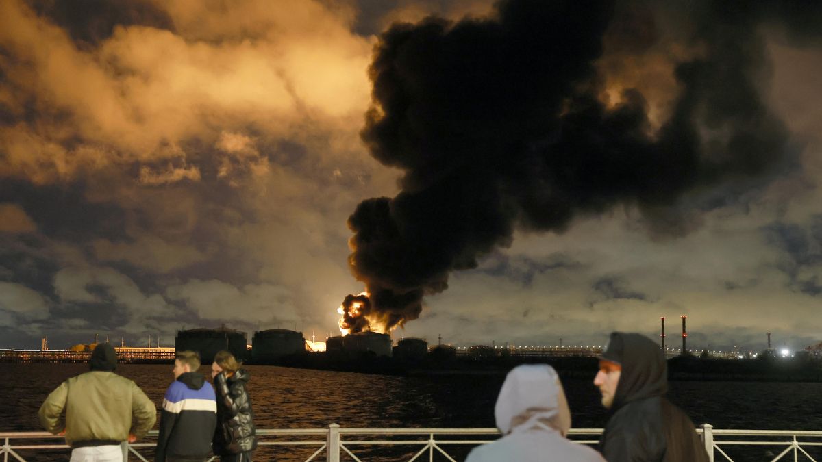 Humo procedente de los incendios en la terminal petrolera de San Petersburgo, en el puerto de San Petersburgo.