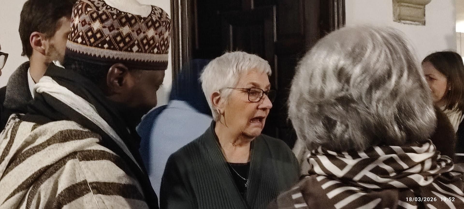 Mustafá Hassan y Carmina Gómez conversan con Isabel Romero (de espaldas), antes del 'iftar'