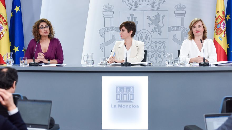 (I-D) La ministra de Hacienda y Función Pública, María Jesús Montero, la ministra de Política Territorial y portavoz del Gobierno, Isabel Rodríguez, y la ministra de Educación y Formación Profesional, Pilar Alegría, durante una rueda de prensa posterior al Consejo de Ministros.