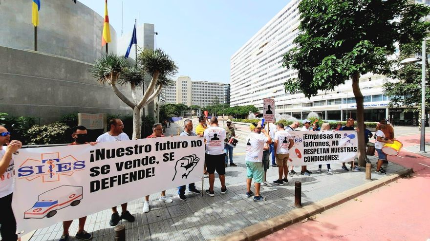 Trabajadores de ambulancias de Las Palmas de Gran Canaria, en huelga por no disponer de descansos para comer