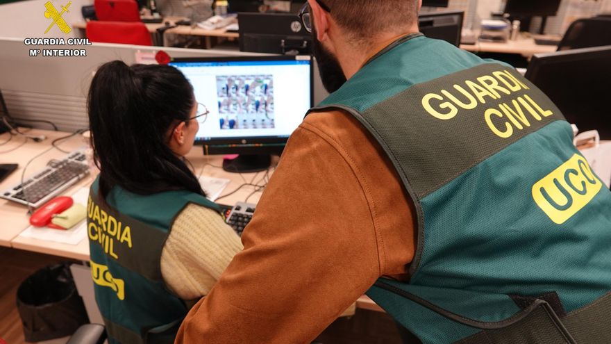 Archivo - Agentes de la Guardia Civil durante una investigación de contenido pedófilo en la 'deep web'