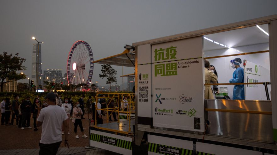 Imagen de archivo de un centro movil de test anti covid en Hong Kong. EFE/EPA/JEROME FAVRE
