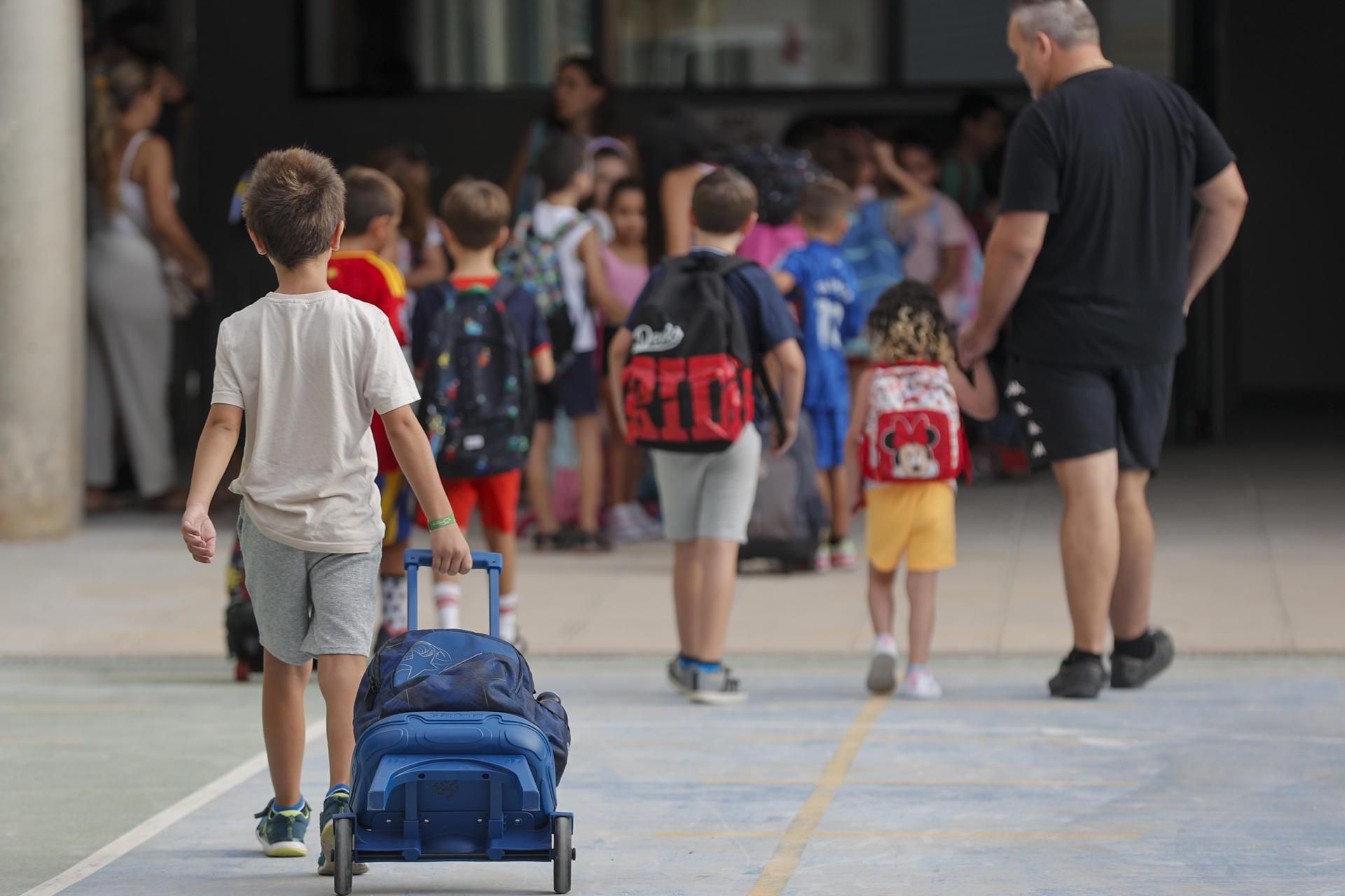 Niños accediendo a las instalaciones del colegio público Rosa Serrano de Paiporta (València)