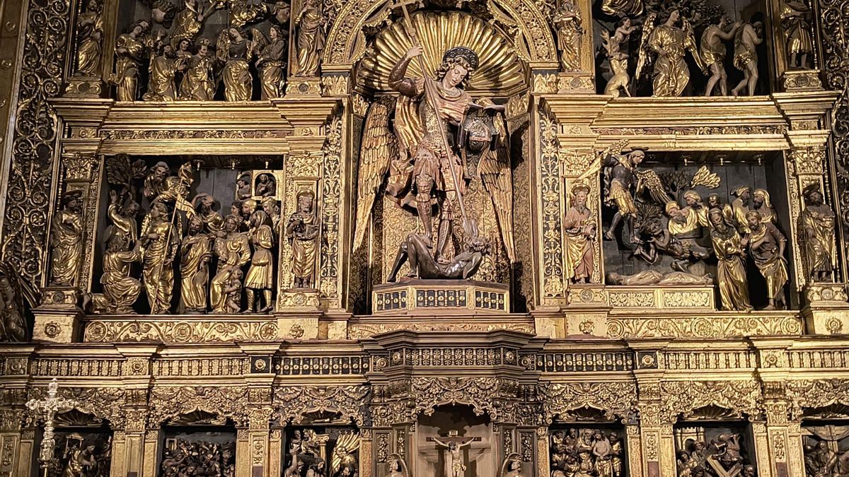Altar mayor de San Miguel iluminado el día de su santo (que es él).