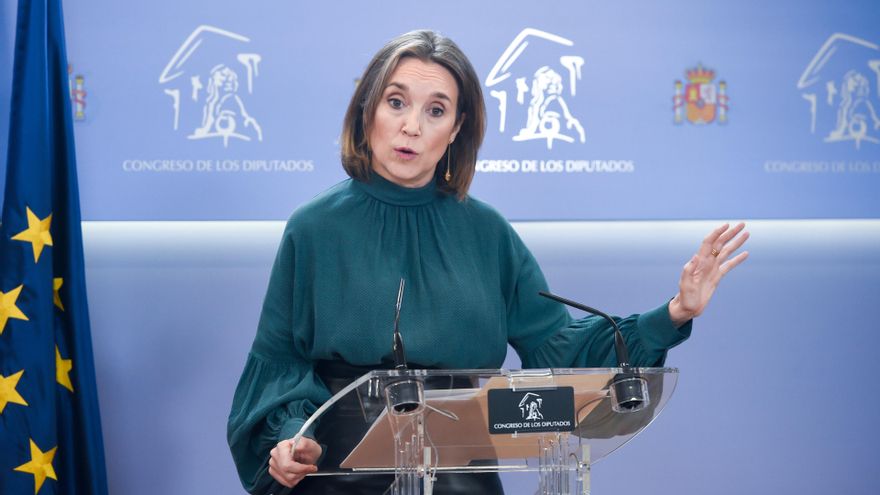 La secretaria del PP, Cuca Gamarra, ofrece una rueda de prensa tras la reunión de Feijóo con sindicatos de Policía y Guardia Civil tras el pacto de PSOE-Junts, en el Congreso de los Diputados, a 10 de marzo de 2025, en Madrid (España).