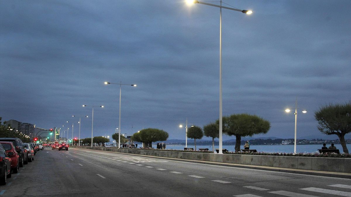 Archivo - Iluminación en el Paseo Marítimo de Santander. Foto de archivo