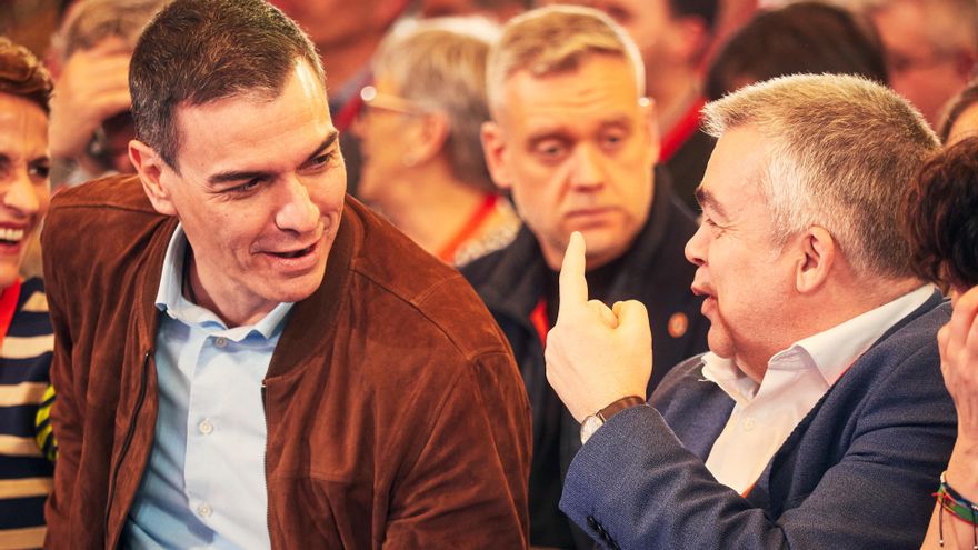 Archivo - ) El secretario general del PSOE y presidente del Gobierno de España, Pedro Sánchez  y el secretario de Organización del PSOE, Santos Cerdán en un acto de partido.
