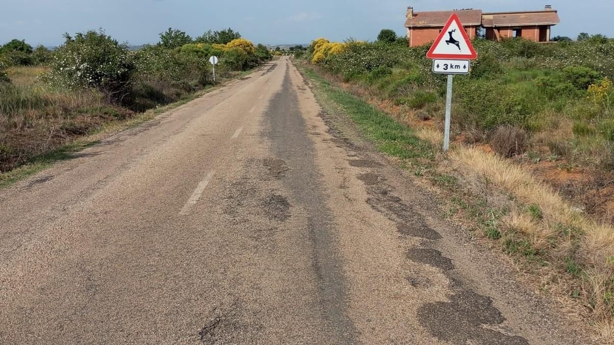 La carretera LE-5523 de Antimio de Arriba, que sigue esperando los terrenos para acometer su reforma por casi un millón de euros.