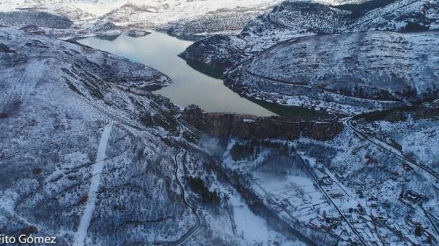 Impresionante estampa del pantano de Luna en León, en pleno amanecer. / Foto Fito Gómez