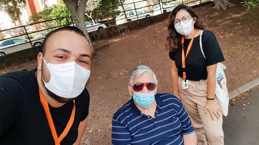 Los jóvenes han acompañado a los mayores para aliviar la soledad