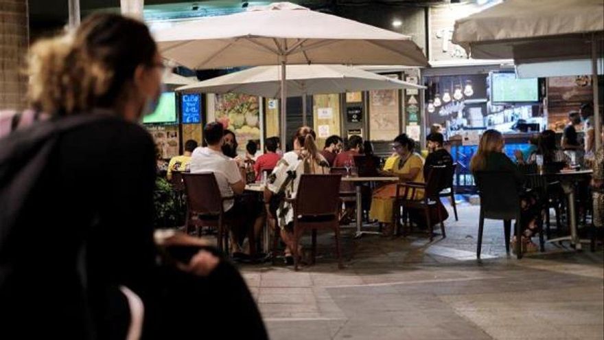 Canarias refuerza sus efectivos para controlar el primer fin de semana sin toque de queda desde hace seis meses