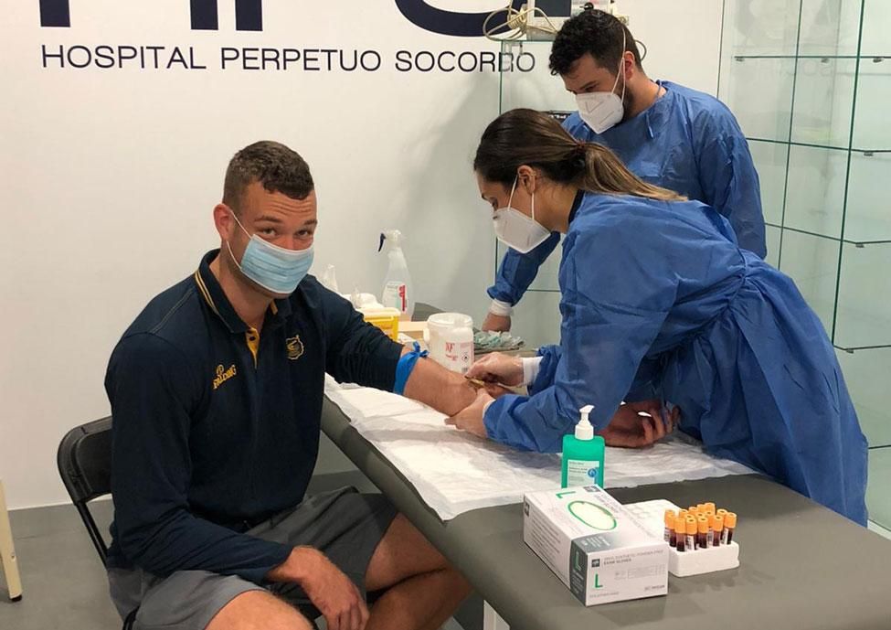 Los jugadores y técnicos del Herbalife Gran Canaria pasan las pruebas médicas antes de volver a entrenarse tras el confinamiento por la COVID-19