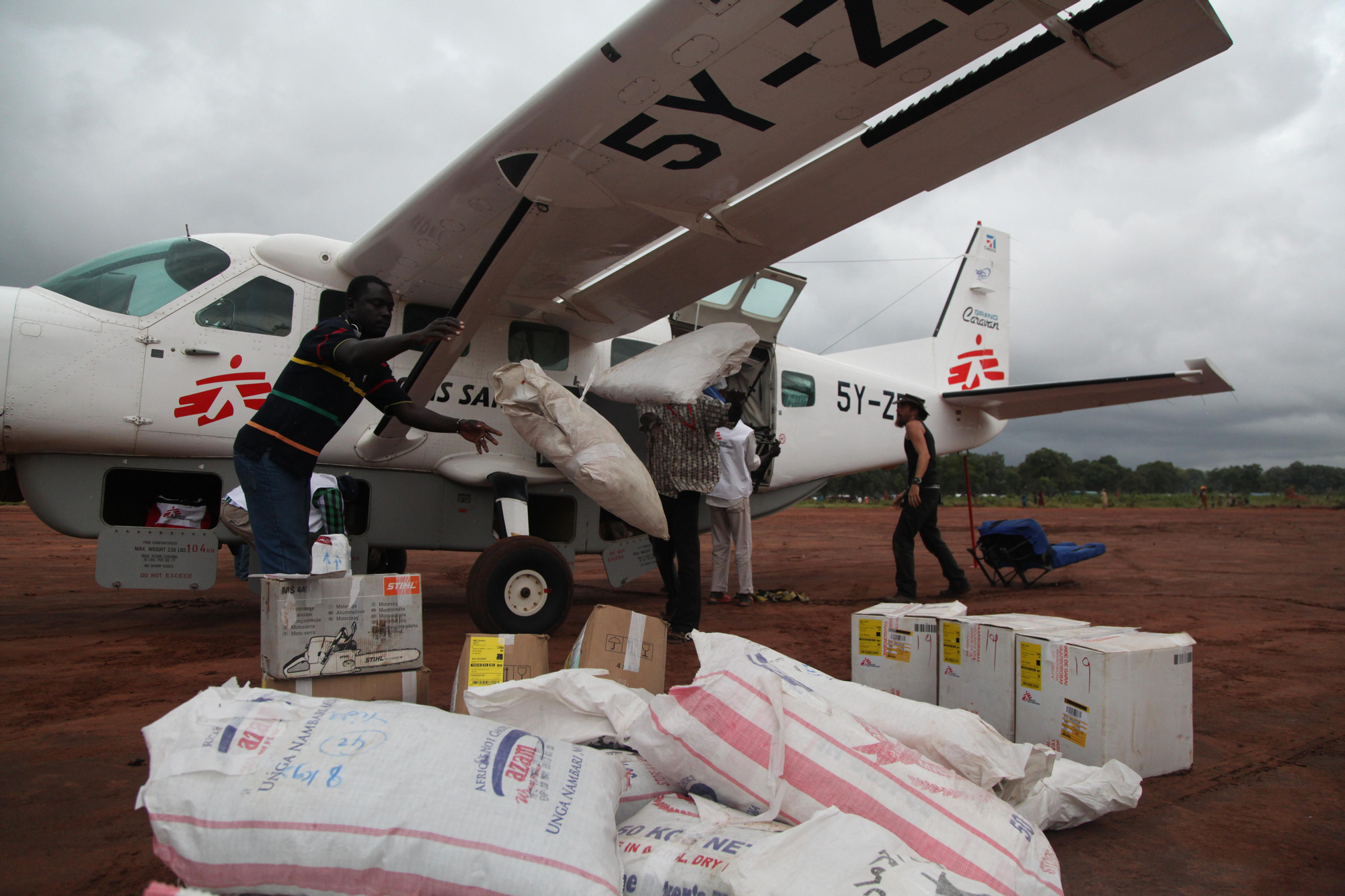 Sudán del Sur es el país más costoso en términos logísticos y operativos de los que trabaja MSF. Dada la magnitud de la crisis, MSF ha puesto en marcha una campaña para financiar las operaciones de ayuda humanitaria. Un avión de la Organización con suministros médicos descarga en el campamento de Yida.