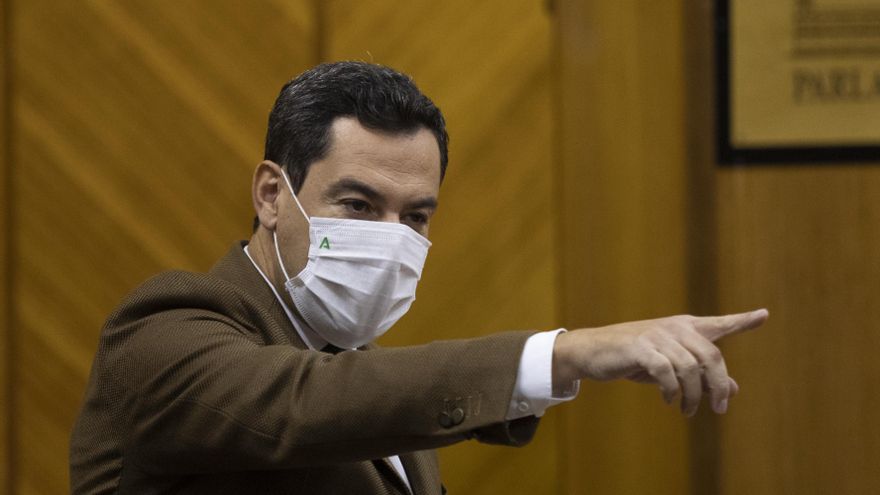 El presidente de la Junta de Andalucía, Juanma Moreno, durante su intervención en la sesión de control al gobierno en el Pleno del Parlamento andaluz. A 11 de noviembre de 2021, en Sevilla (Andalucía, España).