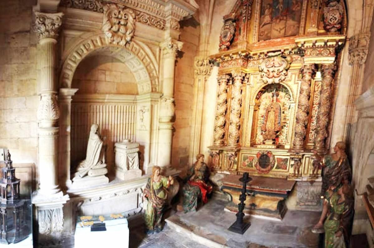 Capilla del Conde Rebolledo usada como almacén en la Catedral de León.