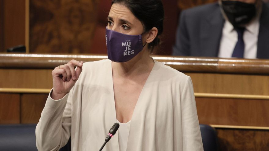 La ministra de Igualdad, Irene Montero, interviene en una sesión de control al Gobierno, a 26 de mayo de 2021, en el Congreso de los Diputados, Madrid, (España). La crisis diplomática abierta con Marruecos, los planes del Gobierno para la presente legisla