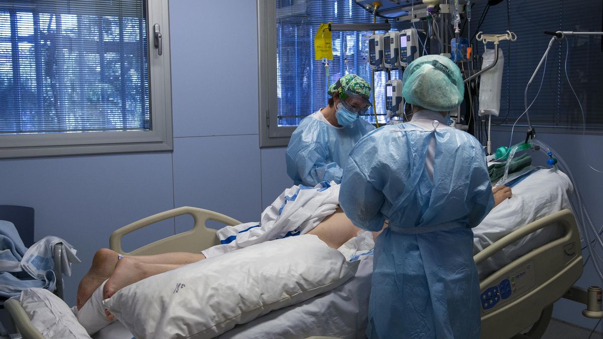 Personal sanitario atendiendo a un paciente ingresado en la Unidad de Cuidados Intensivos (UCI).