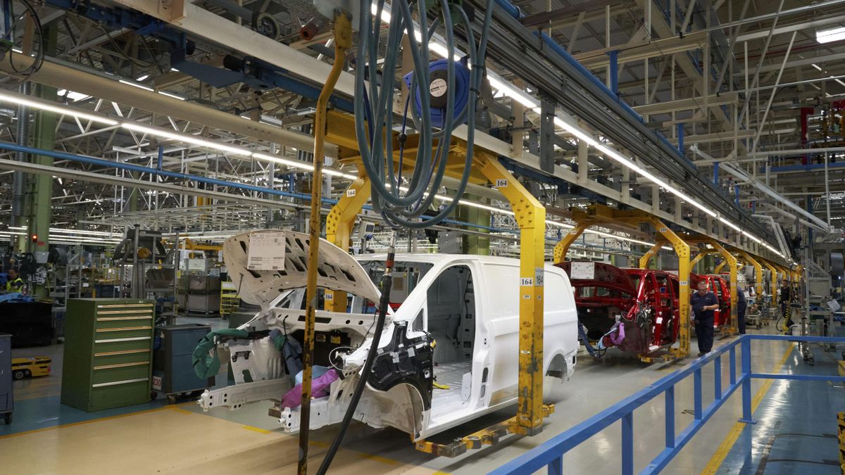 Imagen de la línea de montaje de la factoría de Mercedes Benz de Vitoria.
