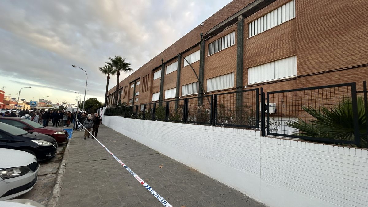 La acera que pasa frente a la fachada principal se encuentra acordonada.