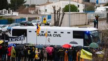 El furgón de la Guardia Civil con los presos soberanistas sale de la cárcel de Brians 2