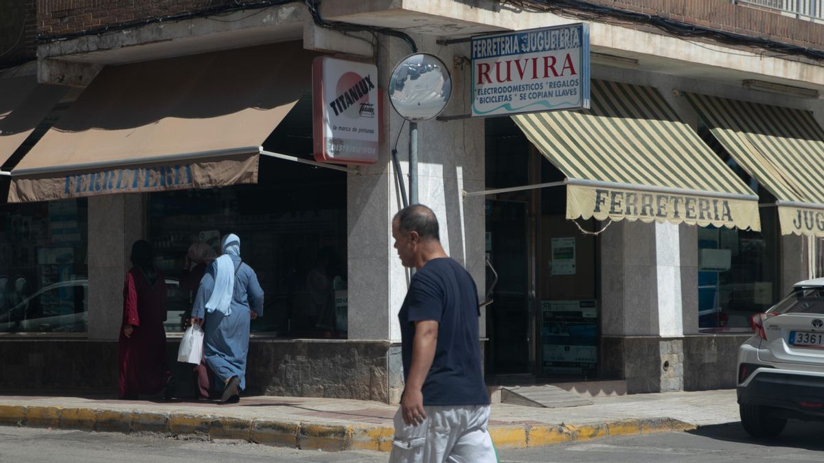 Torre Pacheco, un año después de la 'caza' al migrante: “Somos de aquí, pero todavía nos ven como extranjeros”