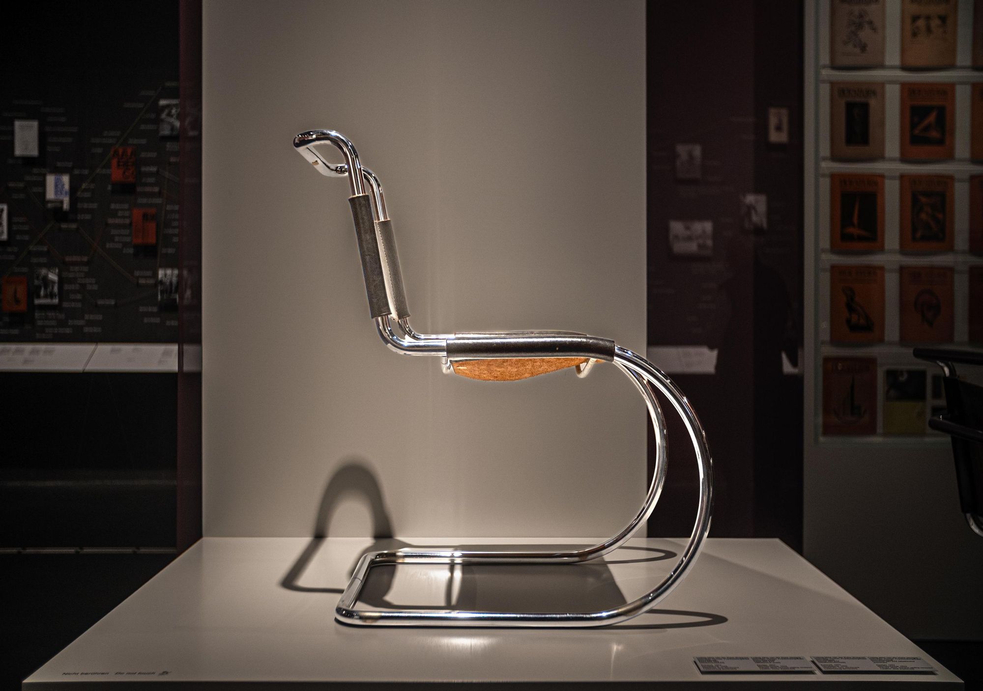 Silla MR10, diseñada por Mies Van Der Rohe y Lilly Reich en 1927 (en el Museo Bauhaus Dessau)