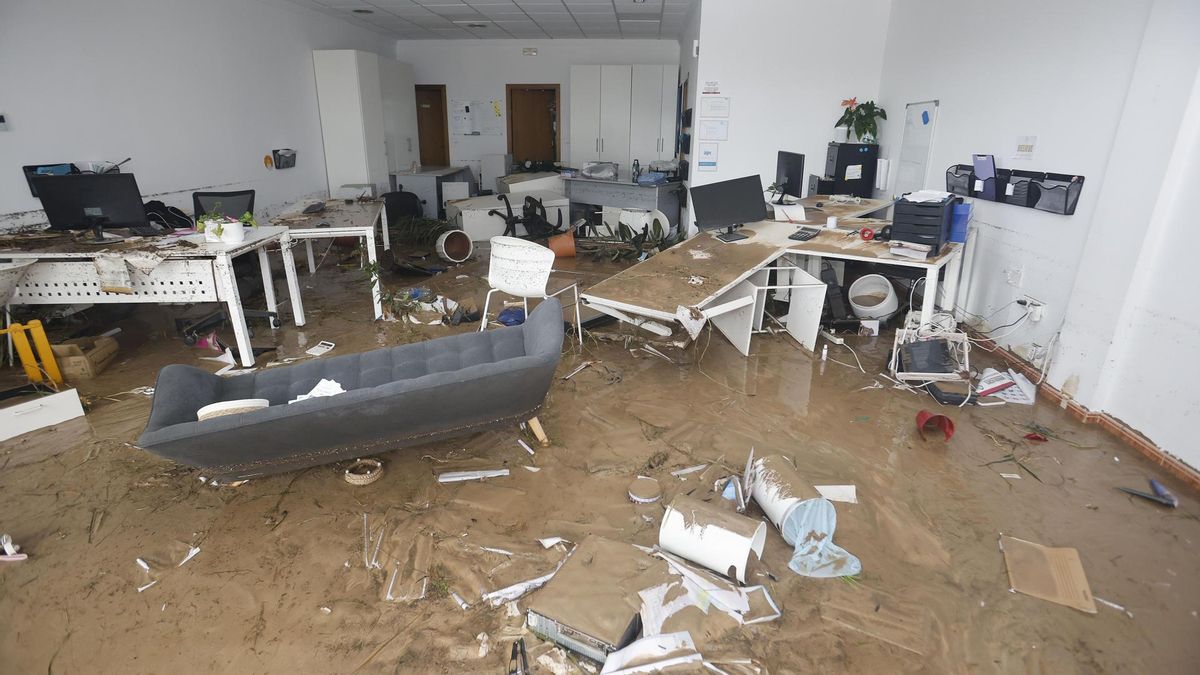 Vista de los destrozos provocados por las inundaciones a consecuencia del paso de la dana Adam en una vivienda de la localidad alicantina de Els Poblets, este lunes.