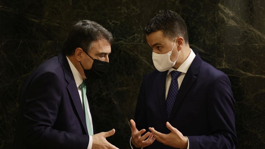 Archivo - El portavoz del PNV en el Congreso de los Diputados, Aitor Esteban, charlando con el socialista Héctor Gómez