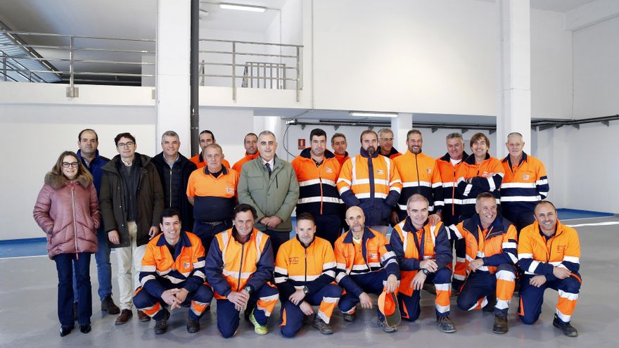 El consejero de Fomento, Roberto Media, visita las obras de mejora del parque de maquinaria del servicio de vías y obras