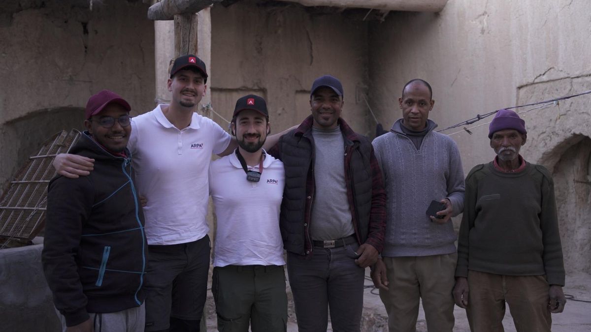 Daniel Zueco y Javier Sauras con vecinos de Oufous, donde instalaron una bomba de agua