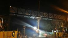 Instalan la pasarela peatonal que atravesará el muro de las vías del AVE