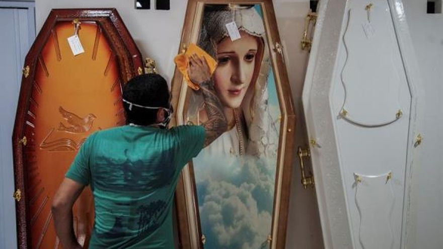 El alza del dólar deja sin ataúdes a las funerarias de Brasil