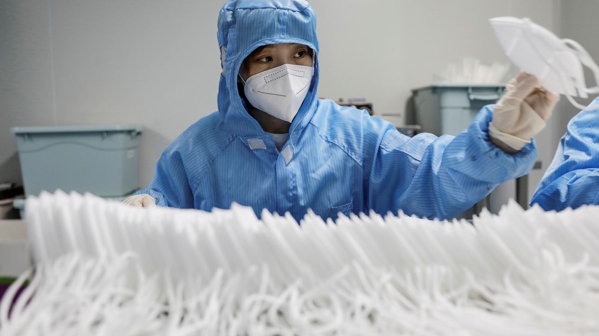 Una operaria en una fábrica de mascarillas china.