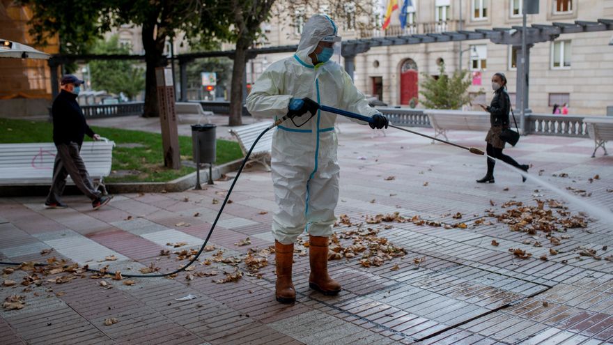 Un operario municipal realiza labores de desinfección en un parque infantil de Ourense. EFE/Brais Lorenzo/Archivo