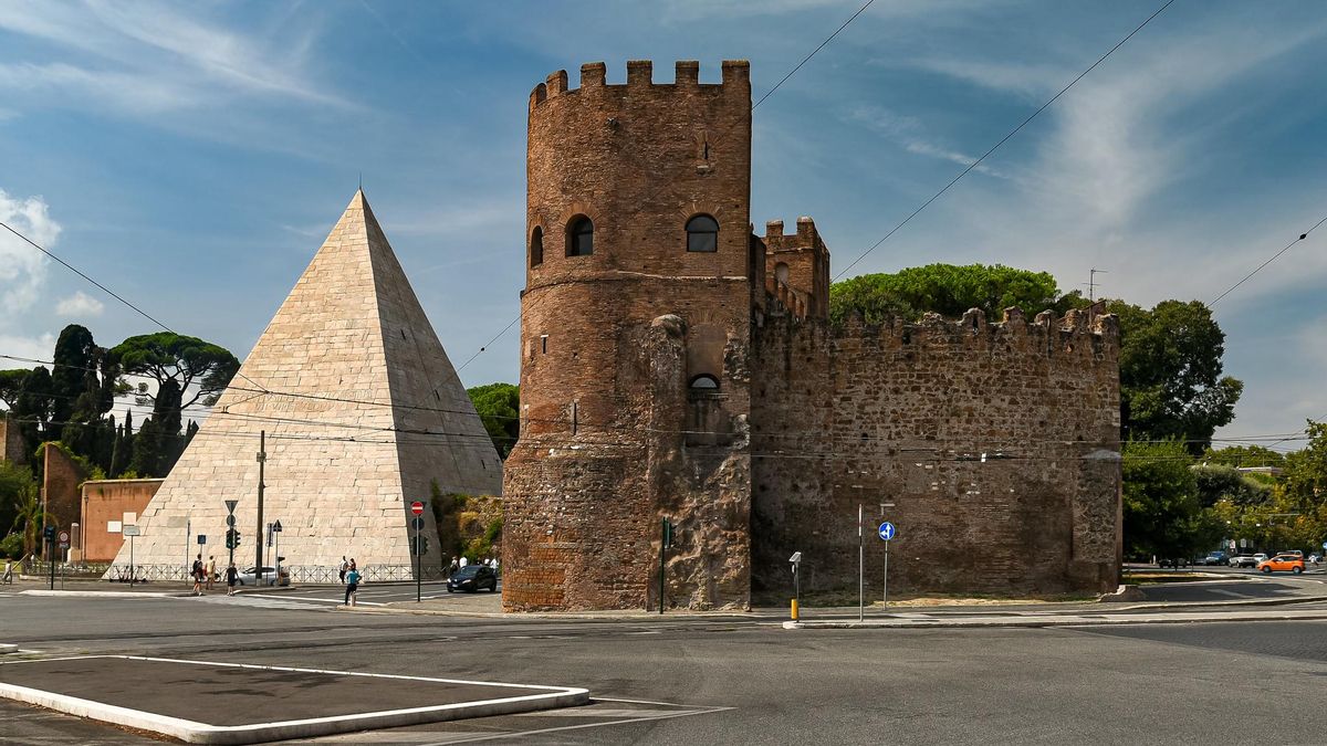 Puerta de San Pablo y Pirámide de Cayo Cestio.