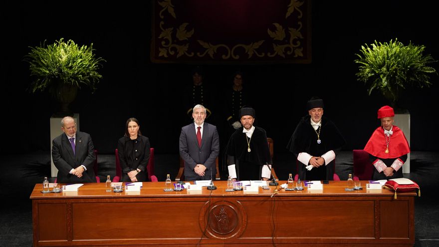 Clavijo recurre a las dos universidades públicas canarias para que le orienten en la toma de decisiones sobre inmigración