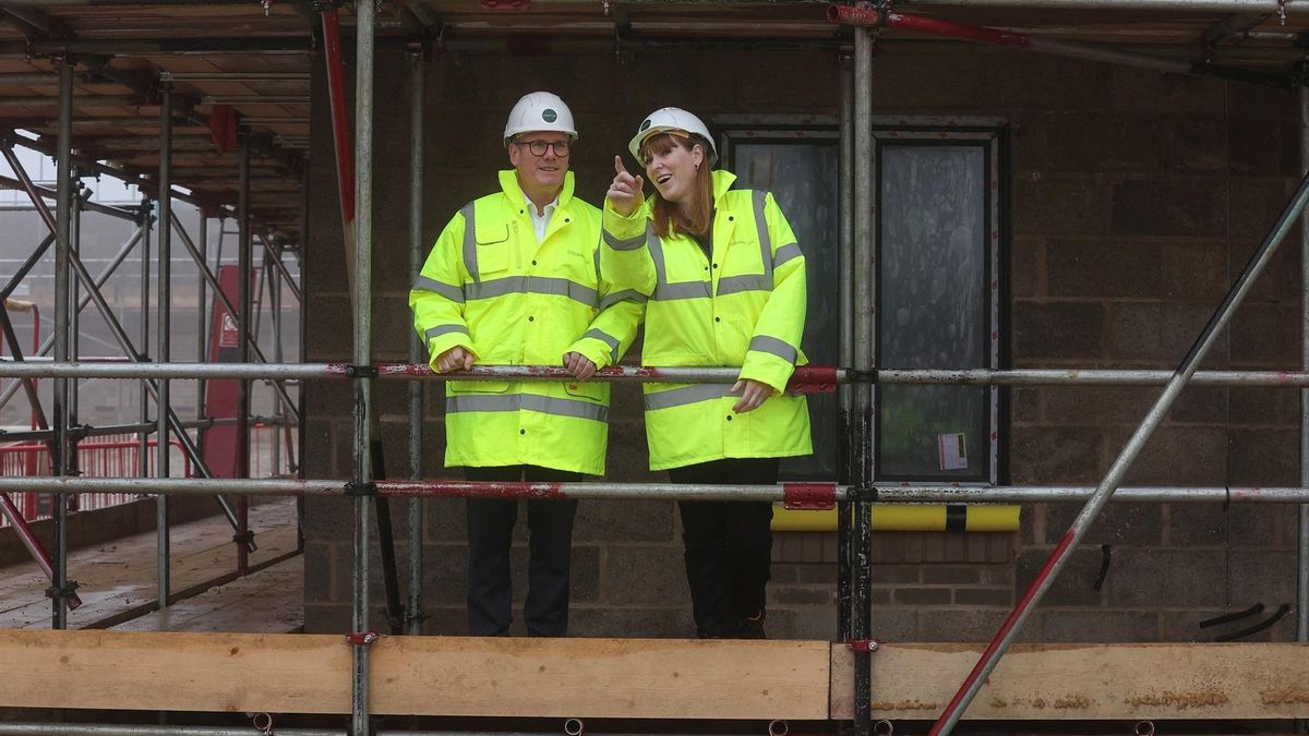 El primer ministro, Keir Starmer, y la viceprimera ministra, Angela Rayner, durante una visita a una cantera en Cambridge, en diciembre de 2024.