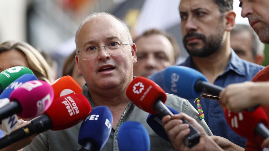 El secretario general del Partido Popular, Miguel Tellado, participa en la marcha en apoyo de la defensa de Ceuta y para exigir la convocatoria de elecciones generales convocada por la plataforma Sociedad Civil Española este sábado, en Madrid.