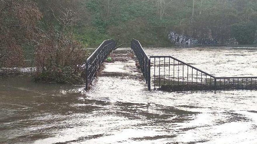 El río Sil pasando por encima de una pasarela en Ponferrada.