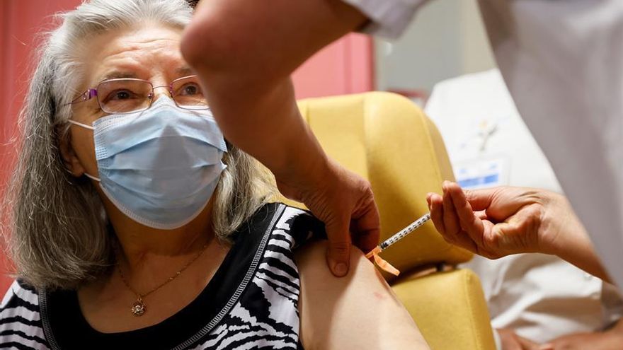 Mauricette, de 78, es la primera mujer en vacunarse contra la COVID en Francia