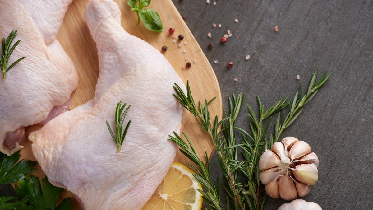 ¿Blanco o amarillo? Qué significa el color de la piel del pollo y cómo saber cuál elegir