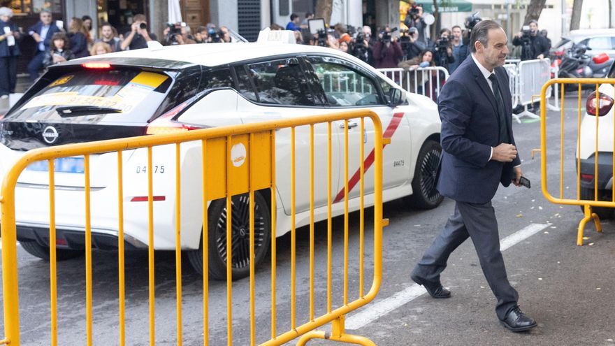 Ábalos se acoge a su derecho a no declarar en el Supremo y la Fiscalía no pide su entrada en prisión