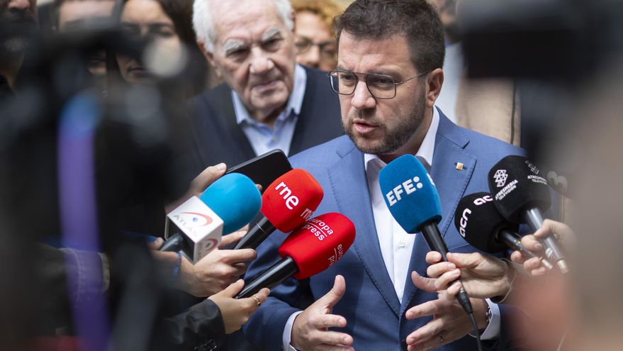 El presidente de la Generalitat catalana y candidato de ERC a la reelección, Pere Aragonès, durante declaraciones a los medios, este domingo. Según sus declaraciones, Aragonés espera que las elecciones vascas "pueden producir un cambio histórico" en Euskadi. EFE/ Marta Pérez